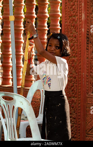 Siem Reap/Kambodscha - 26. Oktober 2018: Kleine Mädchen bereitet Essen an der Seite der Straße in Siem Reap Kambodscha Stockfoto