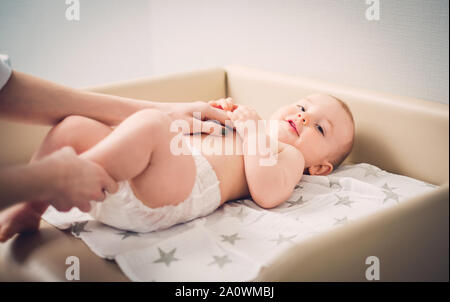 Baby Boy, eine Massage Masseurin. Stockfoto