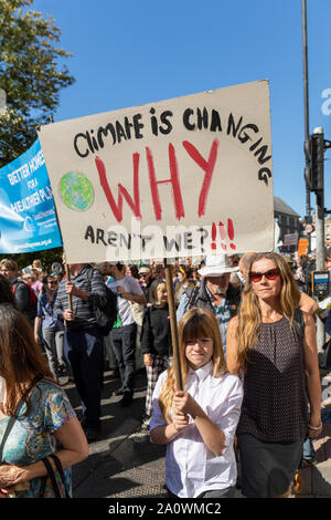 Viele hunderte Schüler und Erwachsene zogen durch die Bristol anspruchsvolle Maßnahmen gegen den Klimawandel. Teil einer weltweiten Tag der Aktion. Stockfoto