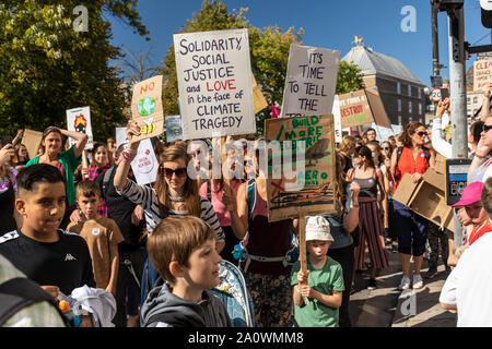 Viele hunderte Schüler und Erwachsene zogen durch die Bristol anspruchsvolle Maßnahmen gegen den Klimawandel. Teil einer weltweiten Tag der Aktion. Stockfoto