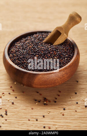 Schwarz Quinoa Samen in Houten mit Spachtel Stockfoto