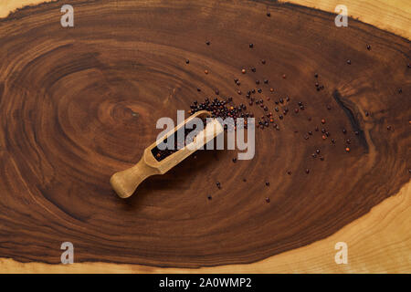 Ansicht von oben schwarz Quinoa Samen in Holzspachtel Stockfoto