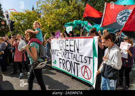 Viele hunderte Schüler und Erwachsene zogen durch die Bristol anspruchsvolle Maßnahmen gegen den Klimawandel. Teil einer weltweiten Tag der Aktion. Stockfoto