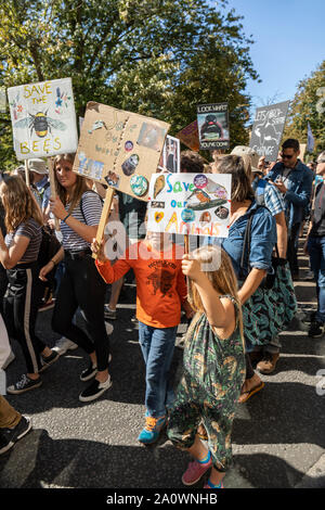 Viele hunderte Schüler und Erwachsene zogen durch die Bristol anspruchsvolle Maßnahmen gegen den Klimawandel. Teil einer weltweiten Tag der Aktion. Stockfoto