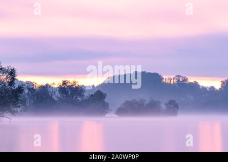 Sonnenaufgang am See Ammersse. Einen schönen Morgen mit Wolken im Himmel und die Sonne kommt nur über Horizont. Stockfoto