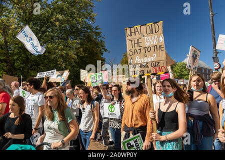 Viele hunderte Schüler und Erwachsene zogen durch die Bristol anspruchsvolle Maßnahmen gegen den Klimawandel. Teil einer weltweiten Tag der Aktion. Stockfoto