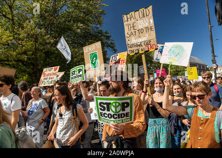 Viele hunderte Schüler und Erwachsene zogen durch die Bristol anspruchsvolle Maßnahmen gegen den Klimawandel. Teil einer weltweiten Tag der Aktion. Stockfoto