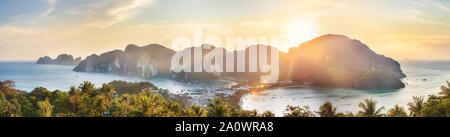 Phi-Phi island Sonnenuntergang Panorama vom Aussichtspunkt auf dem Berg Stockfoto