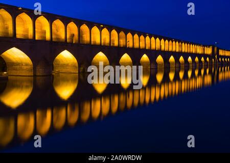 Beleuchtete Si-o se Pol Brücke oder Allah-Verdi Khan Bridge bei Nacht, Esfahan, Iran Stockfoto