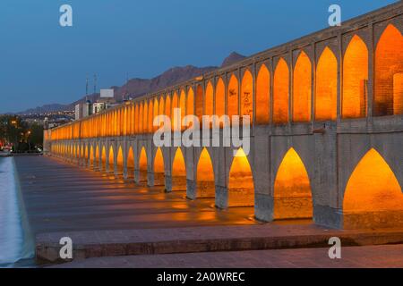 Beleuchtete Si-o se Pol Brücke oder Allah-Verdi Khan Bridge in der Dämmerung, Esfahan, Iran Stockfoto