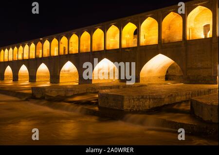 Beleuchtete Si-o se Pol Brücke oder Allah-Verdi Khan Bridge bei Nacht, Esfahan, Iran Stockfoto