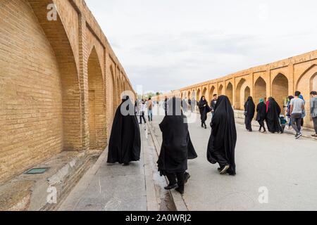 Die Iraner auf der Si-o-se Pol Brücke oder Allah-Verdi Khan Brücke, Isfahan, Iran Stockfoto