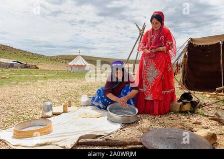 Qashqai Frauen Brotbacken im Qashqai Nomaden Camp, Provinz Fars, Iran Stockfoto