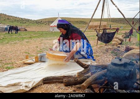 Qashqai Frau Brotbacken im Qashqai Nomaden Camp, Provinz Fars, Iran Stockfoto