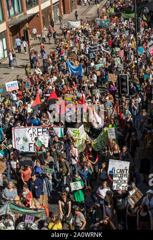 Viele hunderte Schüler und Erwachsene zogen durch die Bristol anspruchsvolle Maßnahmen gegen den Klimawandel. Teil einer weltweiten Tag der Aktion. Stockfoto