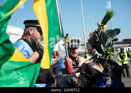 Dover, Großbritannien. 21. September 2019. Aussterben Rebellion Protest gegen die Einfuhr von Lebensmitteln in Großbritannien, die einen hohen CO2-Ausstoß und kann in Großbritannien selbst in der Nähe der Hafen von Dover, angebaut werden, was zu Verkehrsbehinderungen auf den Straßen in und um Dover. Credit: Joe Kuis/Alamy Nachrichten Stockfoto