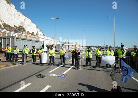 Dover, Großbritannien. 21. September 2019. Aussterben Rebellion Protest gegen die Einfuhr von Lebensmitteln in Großbritannien, die einen hohen CO2-Ausstoß und kann in Großbritannien selbst in der Nähe der Hafen von Dover, angebaut werden, was zu Verkehrsbehinderungen auf den Straßen in und um Dover. Credit: Joe Kuis/Alamy Nachrichten Stockfoto