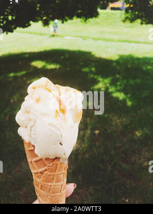 Köstliches Eis, Bio-Milch und selbstgemachtes Rezept Konzept - Eis schmelzen im Freien im Sommer süße Nachspeise essen im Urlaub Stockfoto