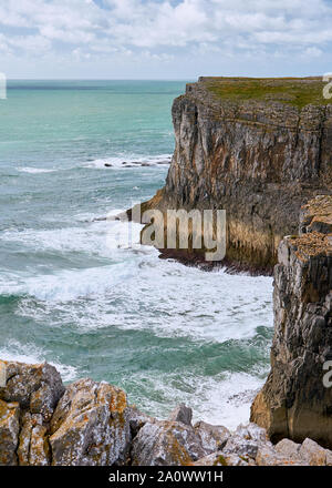 Kletterer aufsteigend die Klippen entlang der Pembrokeshire Coast auf Govans Castlemartin in der Nähe von St. Stockfoto