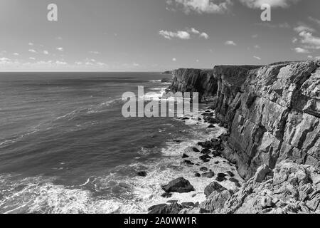 Blick auf die Küste von Pembrokeshire Coastal Path an Castlemartin in der Nähe von St. Govans Kapelle. Stockfoto