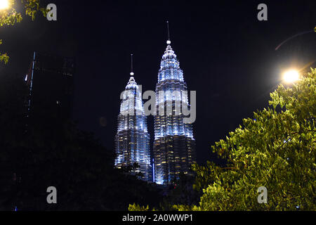 Kuala Lumpur, Malaysia, 08.14.2019: Beleuchtete Türme der Petronas Twin Towers in der Nacht Stockfoto