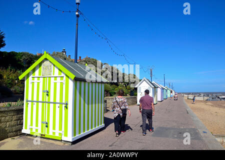 Strand Hütten auf Felixstowe Strandpromenade, Suffolk, Großbritannien Stockfoto