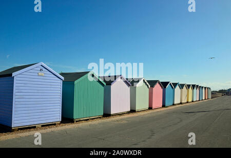 Umkleidekabinen am Strand an der Promenade am Meer, Felixstowe, Suffolk, Großbritannien Stockfoto