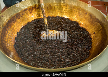 Nahaufnahme der Tapioka Ball mit braunem Zucker. Es ist die Zutaten für die Herstellung von Pearl bubble Milch Milch Tee oder Kaffee. Stockfoto