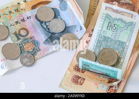Chinese Yuan in Münzen und Geldscheine Stockfoto