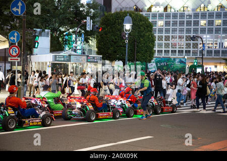 Tokio, Japan - 26.6.16: Menschen mit einem Go-kart Erfahrung in den geschäftigen Straßen von Shibuya, Tokio. Stockfoto