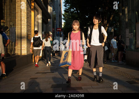 Tokyo, Japan - 26. Juni 2016: Stilvolle weibliche Käufer in der späten Nachmittagssonne. Uptown Einkaufsviertel oder Harajuku, in der Nähe der Yoyogi Park, Tokyo. Stockfoto