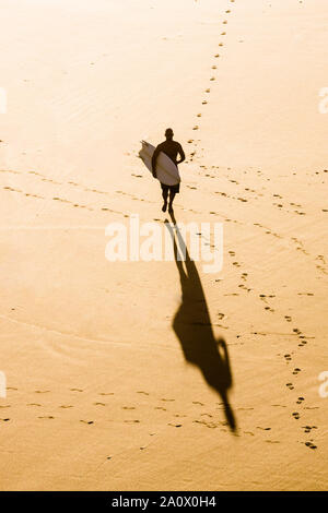 Blick von oben auf ein Surfer, der auf den Strand Stockfoto