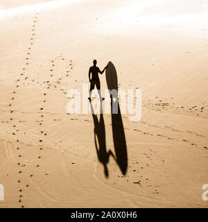 Blick von oben auf ein Surfer am Strand Stockfoto