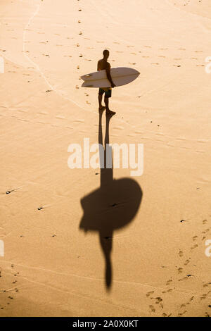 Blick von oben auf ein Surfer am Strand Stockfoto