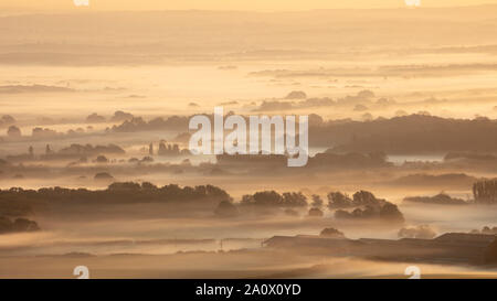 Eine schöne Misty Sonnenaufgang über Sussex von Ditchling Beacon auf der South Downs Stockfoto