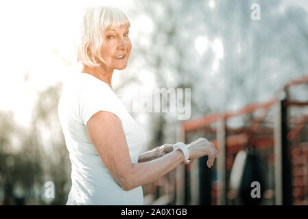 Faszinierende Frauen gut in die Jahre stehen auf dem Sportplatz Stockfoto