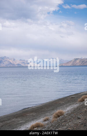 Pangong See mit Rocky Mountains an der Grenze zu Indien und China in Ladakh Region, Bundesstaat Jammu und Kaschmir, Indien gelegen. Stockfoto