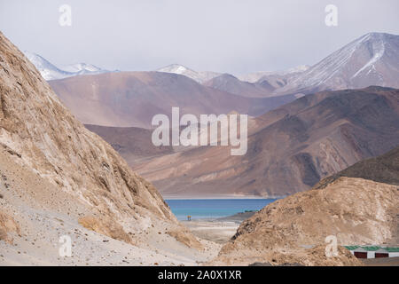 Pangong See mit Rocky Mountains an der Grenze zu Indien und China in Ladakh Region, Bundesstaat Jammu und Kaschmir, Indien gelegen. Stockfoto