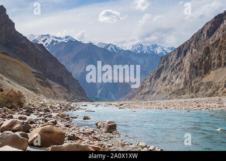 Shyok Fluss und Shyok Tal in Turtuk Dorf in Leh, Ladakh, Nordindien Bundesstaates Jammu und Kaschmir, Indien. Stockfoto