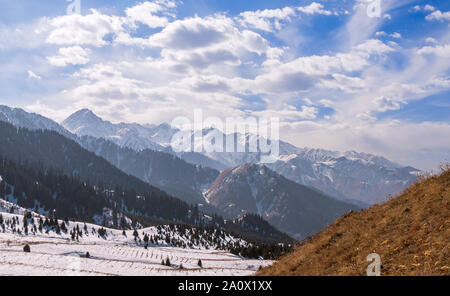 Der Herbst kam und fiel der erste Schnee. Bergrücken von Trans-Ili Alatau von Kok Zhailau Pass in der Nähe der Stadt Almaty, Kasachstan mit Stockfoto