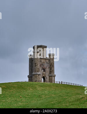 Paxton's Tower ist eine neugotische Torheit errichtet zu Ehren von Lord Nelson. Es liegt auf der Spitze eines Hügels in der Nähe von llanarthney im Fluss Tywi Tal Stockfoto