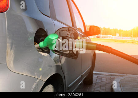 Transport und Ownership Konzept - Pumpen Kraftstoff Gas in einem Auto an einer Tankstelle Stockfoto