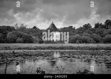 Blick über einen See von einem runden Haus im Wald eingebettet Stockfoto