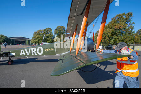 WW1 Avro 504 Doppeldecker für Flying Display am IWM Duxford 2019 die Schlacht um England air show, Cambridgeshire, England mit Rädern, Großbritannien Stockfoto