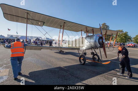 WW1 Avro 504 Doppeldecker für Flying Display am IWM Duxford 2019 die Schlacht um England air show, Cambridgeshire, England mit Rädern, Großbritannien Stockfoto