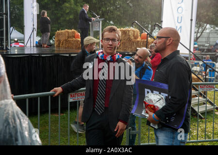 Des Moines, USA. 21 Sep, 2019. Ein Beto Rourke Anhänger steht in der Regen während der Polk County Steak braten am Wasser funktioniert Park in Des Moines, Iowa. Das Event zog in der 17 Kandidaten für die demokratische Nominierung für das Amt des Präsidenten der Vereinigten Staaten. Die Iowa Kaukasus sind Montag, 3. Februar 2020 und obwohl keine primäre wird schmaler hinunter das Feld der Kandidaten für das Amt des Präsidenten, bevor die erste Wahl im Bundesstaat New Hampshire. Credit: SOPA Images Limited/Alamy leben Nachrichten Stockfoto