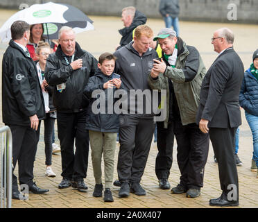 Keltischer Manager Neil Lennon interagiert mit Fans als geht er in Celtic Park vor der Ladbrokes Scottish Premier League Spiel im Celtic Park, Glasgow. Stockfoto