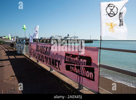 Dover, Kent, Großbritannien. 21. September 2019. Aussterben Rebellion kein Essen auf einem sterbenden Planeten Hafen von Dover Blockade. Aussterben Rebellion Transparente und Fahnen an der Esplanade Geländer in der Nähe der Protest behoben. Credit: Stephen Bell/Alamy Stockfoto