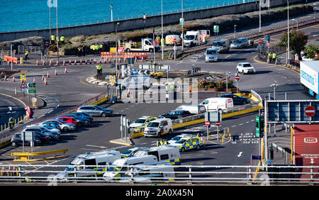 Dover, Kent, Großbritannien. 21. September 2019. Aussterben Rebellion kein Essen auf einem sterbenden Planeten Hafen von Dover Blockade. Bild, polizeiliche Maßnahmen an größeren Hafen 2 Kreisverkehr Versuch, Verkehrsstörungen zu minimieren. Credit: Stephen Bell/Alamy Stockfoto