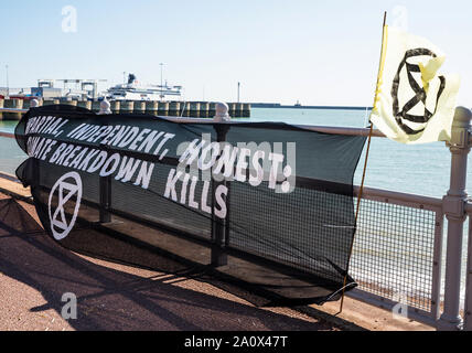 Dover, Kent, Großbritannien. 21. September 2019. Aussterben Rebellion kein Essen auf einem sterbenden Planeten Hafen von Dover Blockade. Aussterben Rebellion Transparente und Fahnen an der Esplanade Geländer in der Nähe der Protest behoben. Credit: Stephen Bell/Alamy Stockfoto